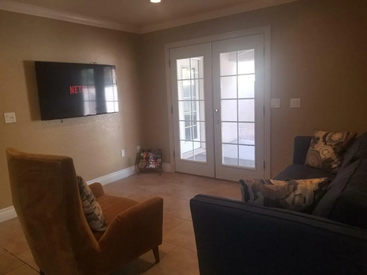 Close To Strip, Very Private, Gated, Huge Floorplan, Wifi, Washer&Dryer Las Vegas Holiday home