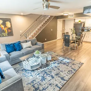 Holiday home Spacious 2-bedroom Townhouse With Pool & Private Patio In Vegas, Las Vegas